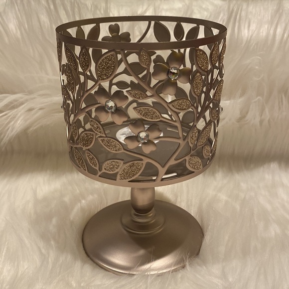 “DOGWOOD PEDESTAL” 3-Wick Candle Holder w/ sparkling look, Bath & Body Works NWT - Picture 2 of 8